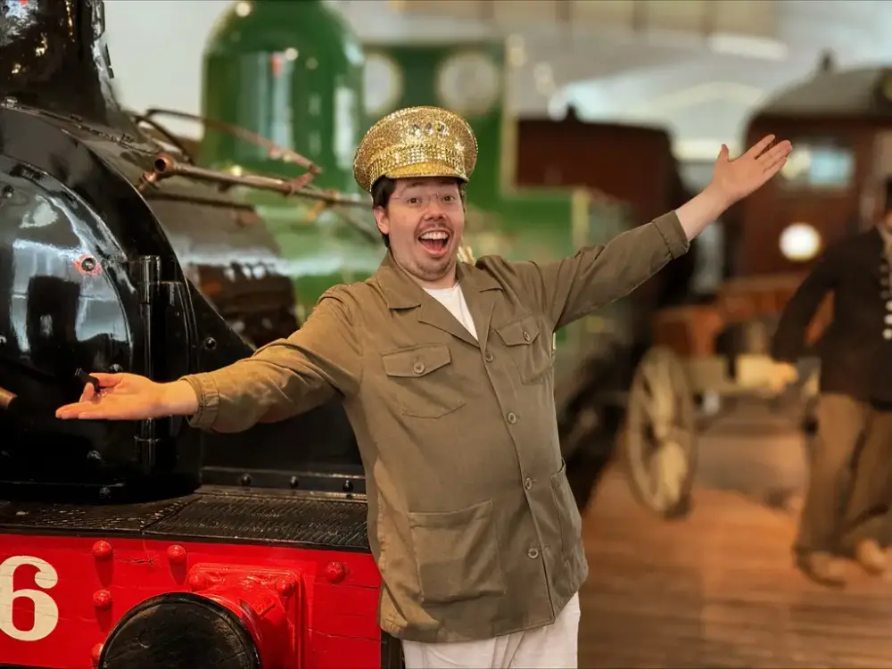 Fotografi av quizmaster Erlend inne på Jernbanemuseet