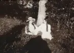 Två unga flickor har slagit sig ner vid ett träd i en glänta.
Trol. Ruth Svensson med systern Blenda.