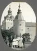 En grupp unga män med dito kvinnor (och några flickor) poserar utanför Kalmar slott.
Kan ev. vara Seved Svensson med brodern Yngve, systern Ruth och några släktingar.