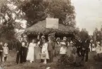 Ett tombolastånd vid en välgörenhetsfest utomhus, trol. i Alvesta.