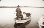 Folkskolläraren och kantorn Amos Svensson med fru Helga i en eka med namnet 