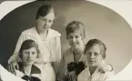 Några tonårsflickor (klasskamrater?) i ljusa klänningar har samlats hos fotografen.
Till vänster (i mörk krage) syns Ruth Svensson, Alvesta.