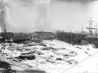 Bilden föreställer O. A. Brodins varv under vintern år 1891, på södra sidan av Gavleån, tidigare kallat Södra varvet. På stapelbädden ligger ångaren Axel Johnson som varvet byggde på beställning av skeppsredaren Axel Johnson. Det var hans och Rederi AB Nordstjernans första nybygge och vid denna tidpunkt var det den största ångare av stål som då byggts i Sverige. Vid fotograferingstillfället var fartyget bara ett stålskelett, men sjösattes i augusti och levererades i oktober samma år. Bygget var försenat och med hjälp av elektrisk belysning på stolpar runt fartyget kunde bygget fortgå både morgnar och kvällar. Till vänster ligger varvets plåtverkstad med en stor skjutbar port på gaveln. Infrusna i ån till höger ligger från höger en ångare, ett barkskepp och en liten skonert.