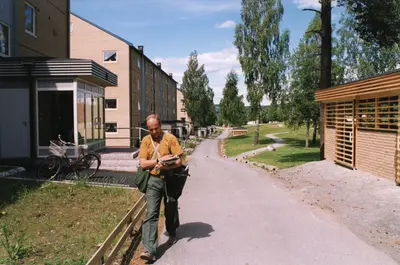 Sigyns veg på Langeland. Postmann går med posten.