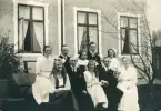 En grupp unga kvinnor och män (och en flicka) har samlats i trädgården framför ett bostadshus.
Trol. Ruth och Blenda Svensson med bröderna Seved och Yngve (i bakre raden), plus släkt och vänner.