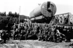 Överfart av tankvagn. Byggpersonal ur Ing 2.