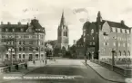 Vykort med motiv av Nicolaikyrkan, Posten och Electricitetsverket i Örebro. Text på baksidan av kortet. Adresserat Sonja Sundberg.