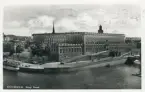 Vykort med motiv över kungliga slottet i Stockholm. Adresserat Sonja Sundberg och handskrivet meddelande på baksidan.