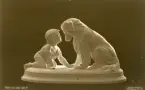 Brevkort med motiv, pojke och hund staty. Text på framsidan 