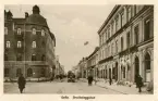 Vykort över Drottningatan, Gävle. Skriven text på baksidan, adresserat Sonja Sundberg.