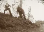 Två män och två kvinnor i sommarkläder hjälps åt att bestiga en brant sluttning.
Överst trol. Seved Svensson och längst ner hans syster Ruth.