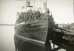 Några unga män poserar i fören på Ölandsfärjan, 
