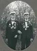 Två manliga studenter i smoking och studentmössa, trol. 1913.
Seved Svensson (?) med kamrat.