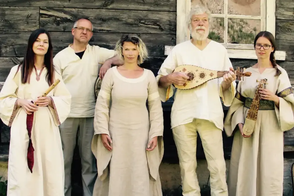 Foto av ensemblet Al Andaluz. Fem personer i hvite klær med instrumenter. 