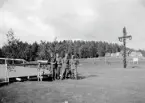 Midsommartid. Soldater vid dansbana.