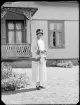 Fotografi i serie för identifiering av motiv ur A C Hultgrens fotosamling.

Kommentar:
Enligt notering musiker Sandells (Mariannelund) dotter. Här vid besök hos Edvin Swärm i Klockarp, Svinhult. 1920-tal.
