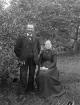 Fotografi i serie för identifiering av motiv ur A C Hultgrens fotosamling.

Kommentar:
Enligt uppgift porträtt av fjärdingsmannen Paul Johansson med maka omkring år 1890. Paret ska ha varit boende i Snararp i Rumskulla socken. Paret har dock ej återfunnits på platsen.