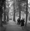 Kvinnor framför Vadstena klosterkyrka