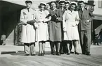 Män och kvinnor firar den sista april 1944 (enligt text i album).