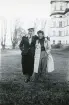 Bengt Hultin och Gunnel Persson vid Skokloster 18/5 1944 (enligt text i album och baksida kort).