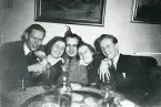 Nattlig vickning hos Gunvor efter ett teaterbesök. Jag, Marianne, Carl-Hugo, Gunvor och Kurt. Febr. 1944 (enligt text i album). Text baksida kort: V-H Bengt Hultin, Marianne Berggren, Carl-Hugo Calander, Gunvor Wingstedt, Kurt Öjemo febr. 1944. Efter 