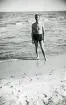Vid Åhus badstrand (enligt text i album). Text baksida kort: 