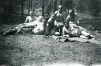 Siesta i sol. Beredskap i Åhus 1944 (enligt text i album). Text baksida kort: Från vänster: K o Gustavsson, Sjögren, Gisslén, Aneborn (?) ,Olsson, Berglin, Wiberg. Åhus juli 1944.