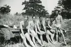 Bad är hälsa - allra helst bad på tjänstetid. Åhus 1944 (enligt text i album). Text baksida kort: 