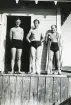 På Bellanders brygga, Norrlandet. 1944 (enligt text i album). Text baksida kort: 