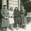 Vårsolen avnjutes. 1944 (enligt text i album).