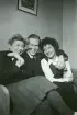 Mellan tvenne eldar fr v. Vivi Hegardt gift Westerlund, Bengt Hultin, Gunnel Persson gift Hultin (enligt text i album).