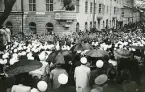 Kravallerna sista april 1945 utanför Uppsala universitets huvudbyggnad (enligt text i album).