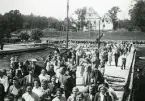 Visingsö hamn vid Jönköpingsbåtens ankomst med Visingsborgs slottsruin i bakgrunden (enligt text i album).