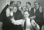 Ett gäng festglada män, längst fram Bengt Hultin. Text i album: 