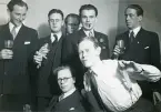 Ett gäng festglada män, längst fram th. Bengt Hultin. Text i album: 