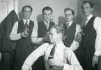 Ett gäng festglada män, längst fram Bengt Hultin. Text i album: 