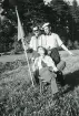 Sjömanöver 1946. G-H:sk (Gästrike-Hälsinge) lättmatrostrio (enligt text i album). Stående fr. v. Bengt Norlén och Bengt Hultin.