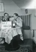 Carl-Erik Sidén och Bengt Norlén håller en skylt med orden 