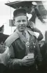 Broder Tjolle förbereder landgången, 1947 (enligt text i album).