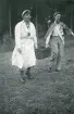 Studenter bärandes på en trälåda. 