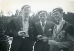 Tre studenter i feststämning. 
