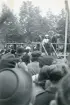 Engelska prinsessorna på podiet 1947 i London med folksamling nedanför (enligt text i album).