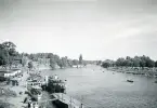 Floden Themsen som flyter precis intill Hampton Court Palace, England 1947(enligt text i album).