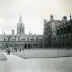 Innergården Tom Quad vid Christ Church College vid Oxford universitetet, 1947 (enligt text i album)
