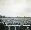 Churchill håller tal inför åhörare vid Blenheim Palace i Woodstock, England, augusti 1947 (enligt text i album).