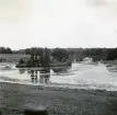 Grand Bridge som sträcker sig över sjön vid Blenheim Palace i Woodstock, England 1947 (enligt text i album).