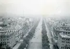 Avenue des Champs-Elysees i Paris, Frankrike 1947 (enligt text i album).