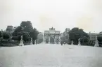 Triumfbågen i Paris 1947 (enligt text i album).