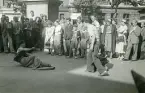 Vid Trafalgar Square, London 1948 (enligt text i album).