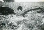 Cenarth-bron i Wales 1948 (enligt text i album). Bengt Hultin sitter i brocirkeln.